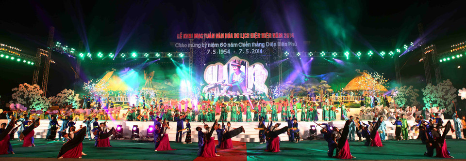 Chương trình nghệ thuật "Hoa ban khoe sắc" trong đêm khai mạc. (Ảnh: Thanh Tùng/TTXVN)