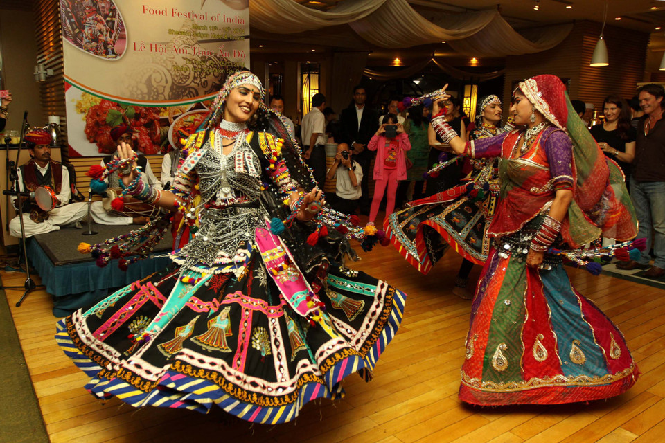 Biểu diễn nghệ thuật múa dân gian Ấn Độ. (Ảnh: Thanh Vũ/TTXVN)