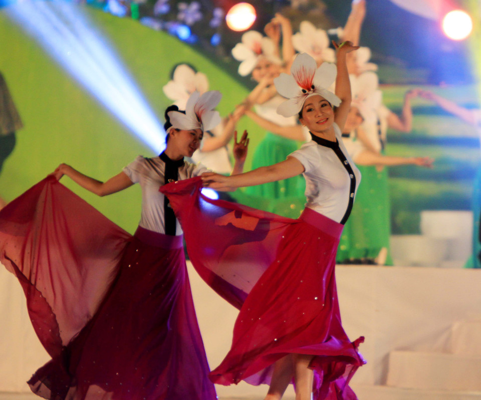 Chương trình nghệ thuật "Hoa ban khoe sắc" trong đêm khai mạc. (Ảnh: Thanh Tùng/TTXVN)