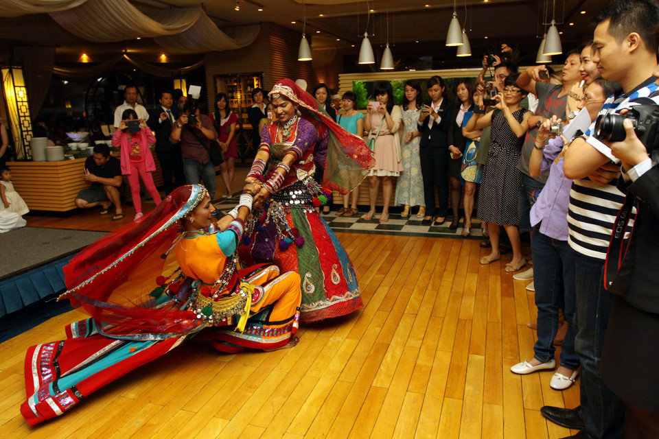 Biểu diễn nghệ thuật múa dân gian Ấn Độ. (Ảnh: Thanh Vũ/TTXVN)