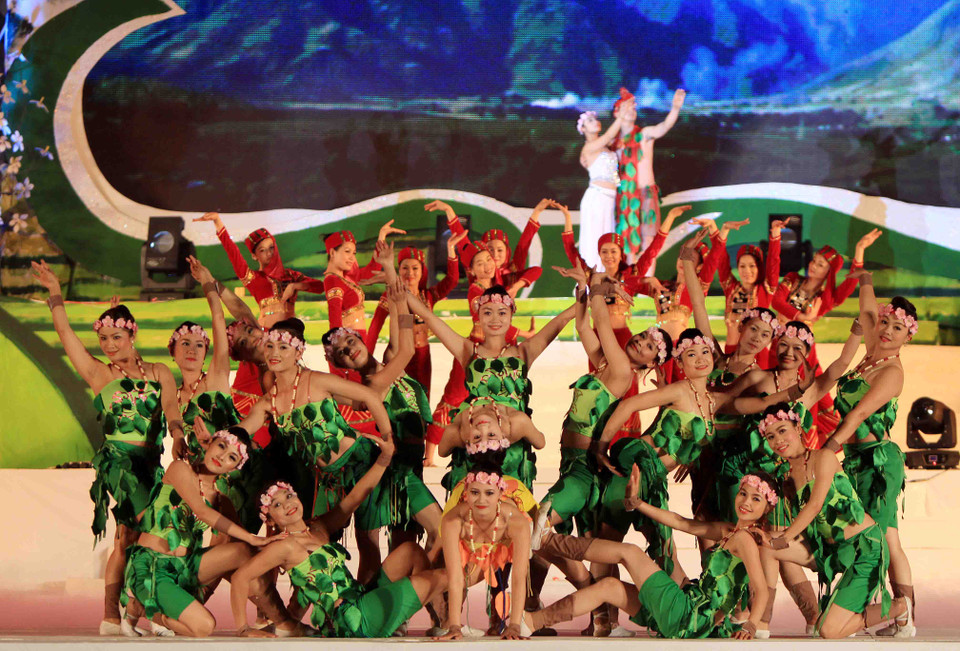 Chương trình nghệ thuật "Hoa ban khoe sắc" trong đêm khai mạc. (Ảnh: Thanh Tùng/TTXVN)