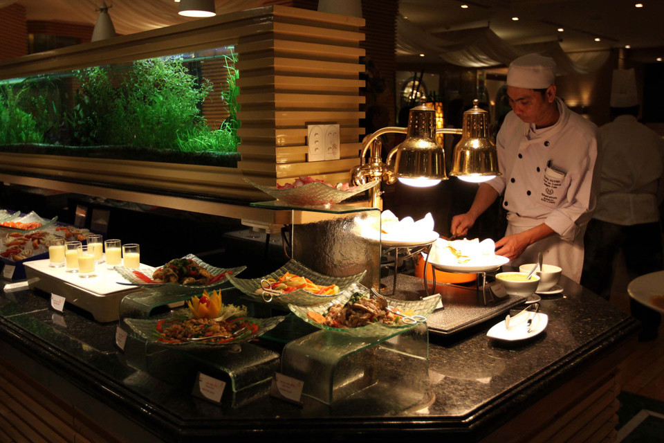 Đầu bếp chuẩn bị các món ăn Ấn Độ. (Ảnh: Thanh Vũ/TTXVN)