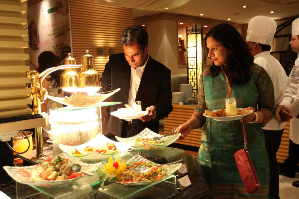 Thực khách thưởng thức các món ăn Ấn Độ. (Ảnh: Thanh Vũ/TTXVN)