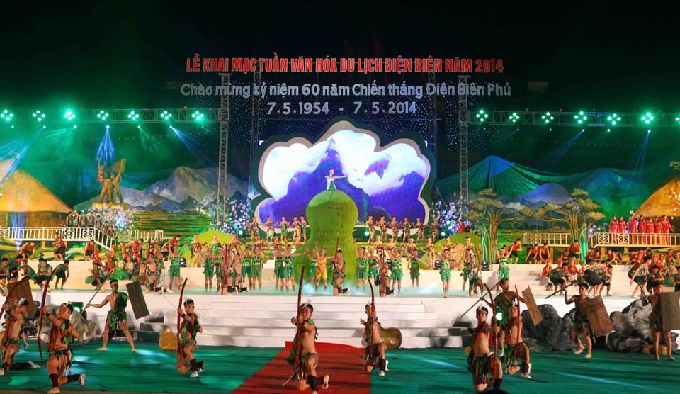 Chương trình nghệ thuật "Hoa ban khoe sắc" trong đêm khai mạc. (Ảnh: Thanh Tùng/TTXVN)