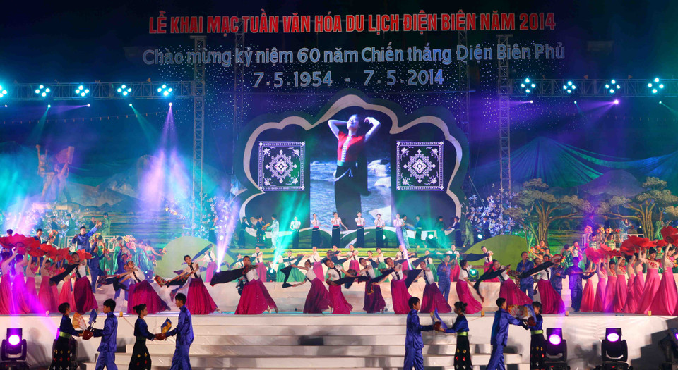 Chương trình nghệ thuật "Hoa ban khoe sắc" trong đêm khai mạc. (Ảnh: Thanh Tùng/TTXVN)