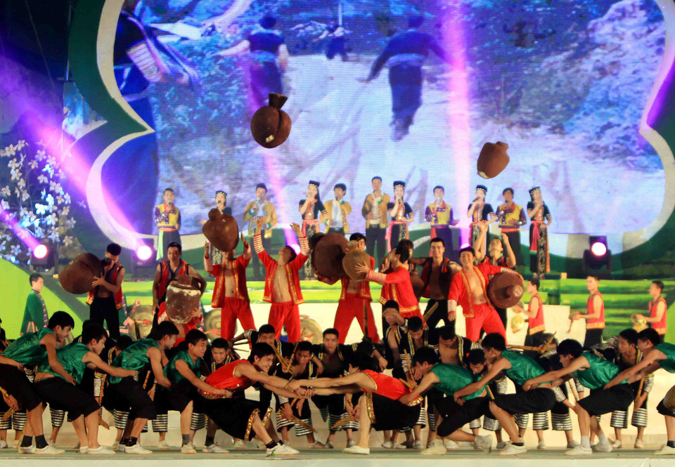 Chương trình nghệ thuật "Hoa ban khoe sắc" trong đêm khai mạc. (Ảnh: Thanh Tùng/TTXVN)