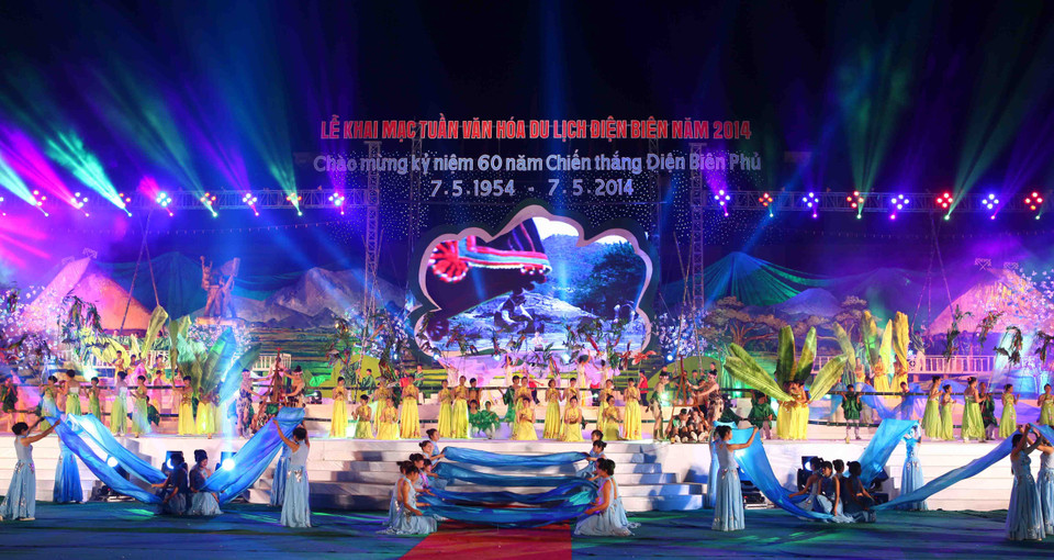 Chương trình nghệ thuật "Hoa ban khoe sắc" trong đêm khai mạc. (Ảnh: Thanh Tùng/TTXVN)