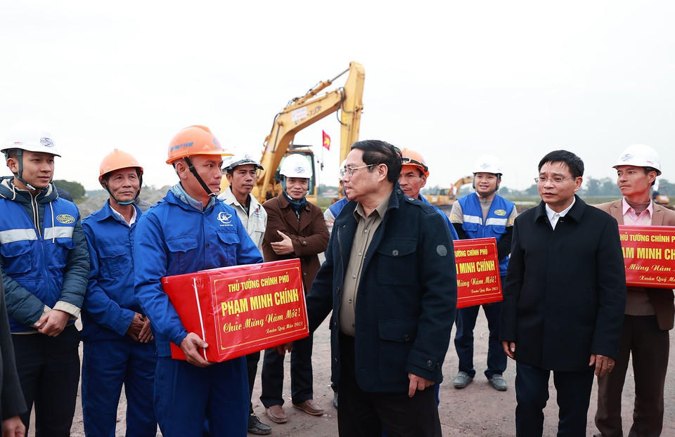 Thủ tướng Phạm Minh Chính động viên kỹ sư, công nhân thi công dự án cao tốc Bãi Vọt-Hàm Nghi. (Ảnh: Dương Giang/TTXVN)
