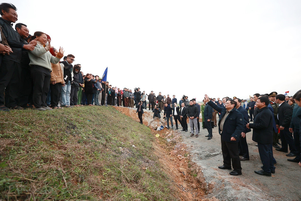 Thủ tướng Phạm Minh Chính gặp nhân dân vùng dự án cao tốc Bãi Vọt-Hàm Nghi. (Ảnh: Dương Giang/TTXVN)