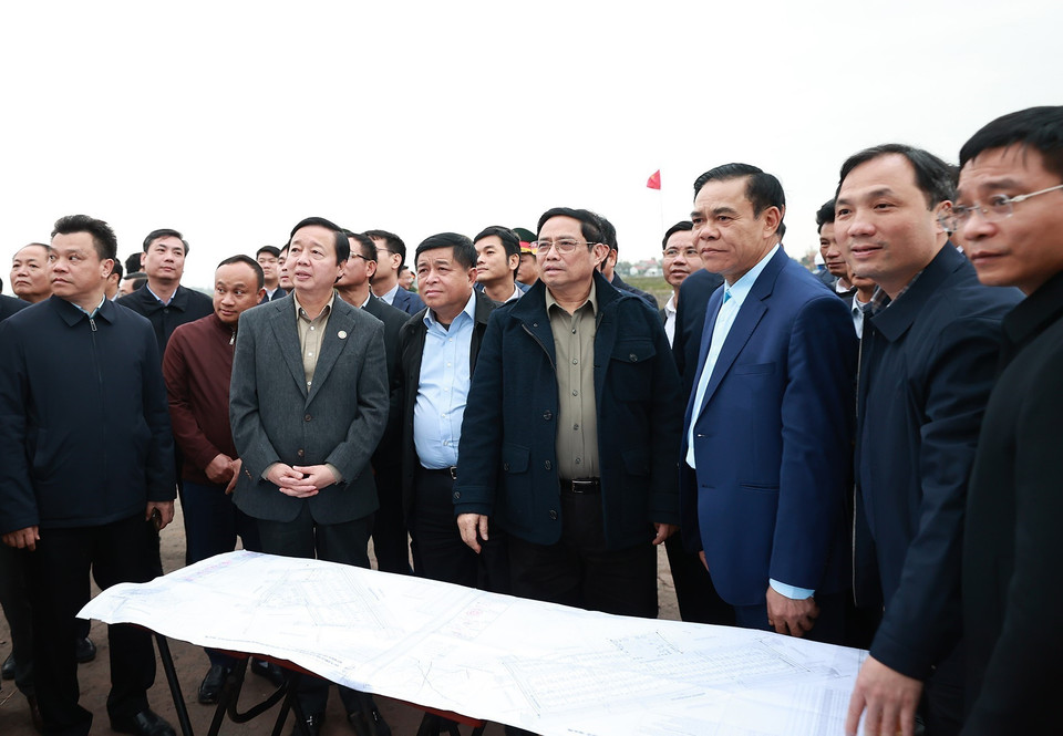 Thủ tướng Phạm Minh Chính kiểm tra dự án cao tốc Bãi Vọt - Hàm Nghi đoạn qua địa phận huyện Can Lộc, tỉnh Hà Tĩnh. (Ảnh: Dương Giang/TTXVN)