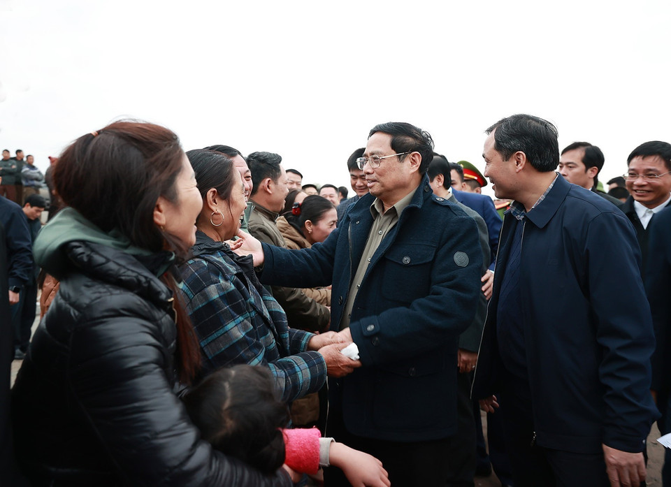 Thủ tướng Phạm Minh Chính gặp nhân dân vùng dự án cao tốc Bãi Vọt-Hàm Nghi. (Ảnh: Dương Giang/TTXVN)