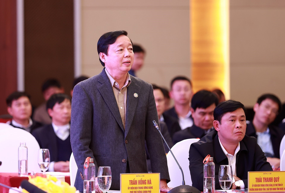 Phó Thủ tướng Trần Hồng Hà phát biểu tại cuộc họp tối 28/1, tại Nghệ An. (Ảnh: Dương Giang/TTXVN)