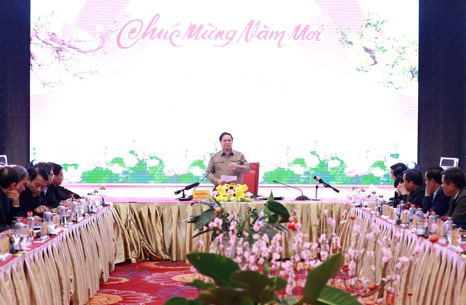 Tối 28/1, tại Nghệ An, Thủ tướng Phạm Minh Chính chủ trì họp với lãnh đạo các địa phương và các nhà đầu tư, đơn vị thi công, nhà thầu để kiểm điểm tình hình thực hiện Dự án thành phần đầu tư xây dựng đường cao tốc đoạn Mai Sơn-Quốc lộ 45-Nghi Sơn-Diễn Châu-Bãi Vọt-Hàm Nghi. (Ảnh: Dương Giang/TTXVN)