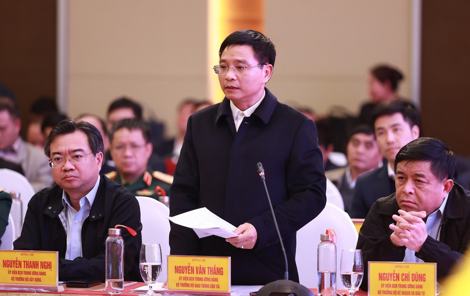 Bộ trưởng Bộ Giao thông Vận tải Nguyễn Văn Thắng báo cáo tình hình triển khai các dự án thành phần cao tốc Bắc-Nam phía Đông tại cuộc họp tối 28/1, tại Nghệ An. (Ảnh: Dương Giang/TTXVN)