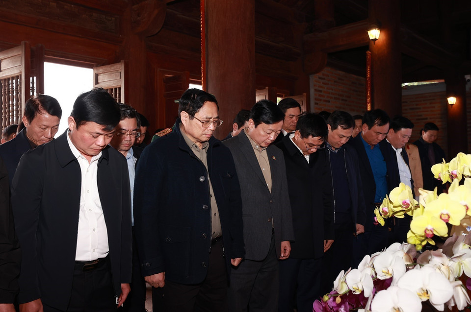 Thủ tướng Phạm Minh Chính dâng hương, hoa tưởng niệm tại đền Chung Sơn. (Ảnh: Dương Giang/TTXVN)