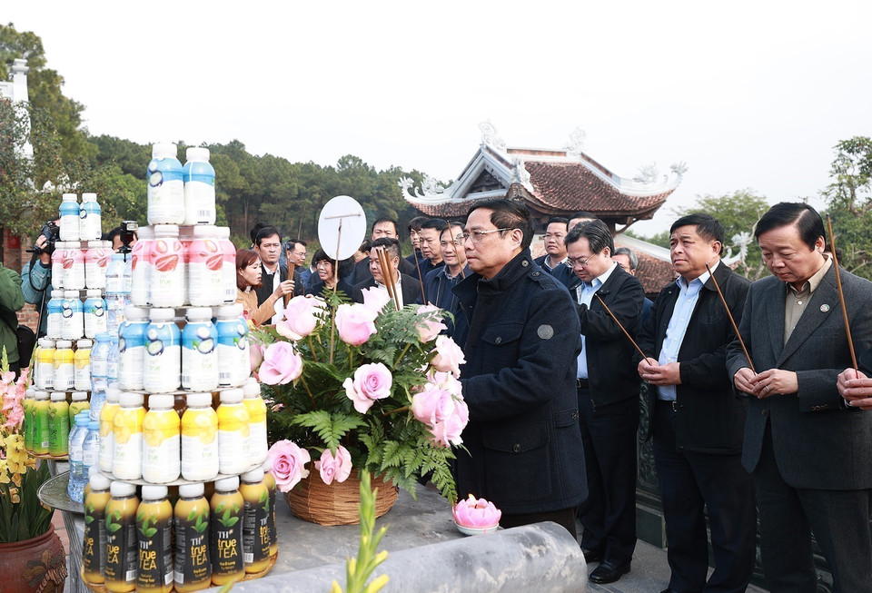 Thủ tướng Phạm Minh Chính dâng hương, hoa tưởng niệm Chủ tịch Hồ Chí Minh tại đền Chung Sơn. (Ảnh: Dương Giang/TTXVN)