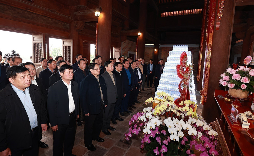 Thủ tướng Phạm Minh Chính dâng hương, hoa tưởng niệm tại đền Chung Sơn. (Ảnh: Dương Giang/TTXVN)