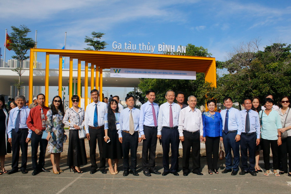 Hành khách đi tuyến buýt đường sông số 1 cập bến ga Bình An, quận 2. (Ảnh: Hoàng Hải/TTXVN)