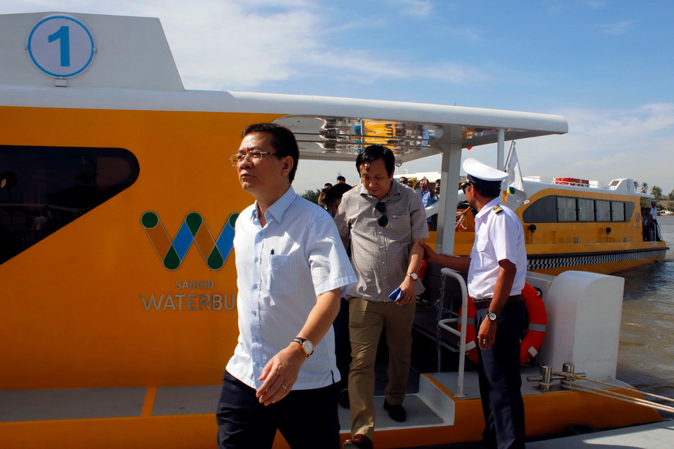 Hành khách đi tuyến buýt đường sông số 1. (Ảnh: Hoàng Hải/TTXVN)