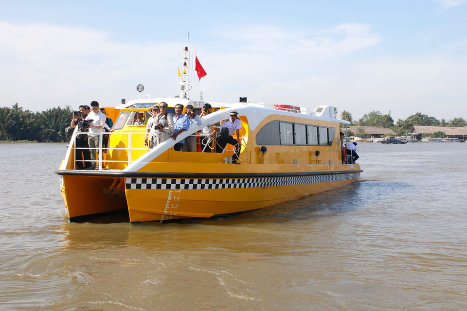 Tuyến buýt đường sông số 1 sẽ có 5 tàu buýt (mỗi tàu 70 chỗ) hoạt động. Trong đó, 4 tàu sẽ vận chuyển thường xuyên và 1 tàu dự bị. (Ảnh: Hoàng Hải/TTXVN)