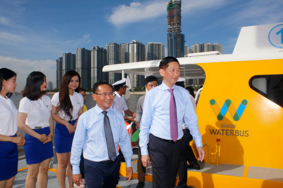 Hành khách đi tuyến buýt đường sông số 1. (Ảnh: Hoàng Hải/TTXVN)