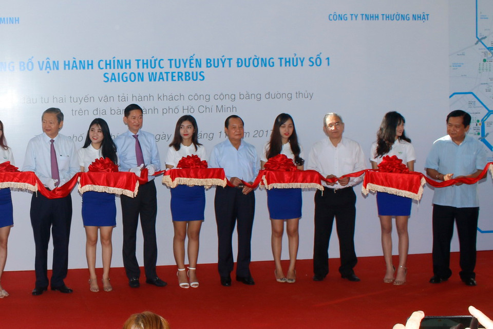 Nghi thức cắt băng khai trương tuyến buýt đường sông số 1. (Ảnh: Hoàng Hải/TTXVN)