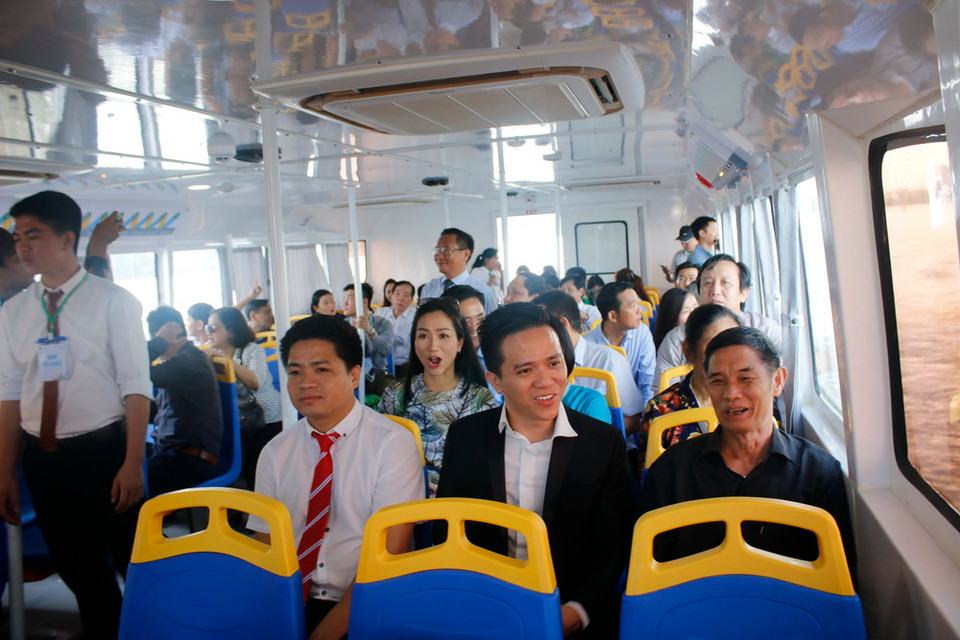 Hành khách đi tuyến buýt đường sông số 1. (Ảnh: Hoàng Hải/TTXVN)