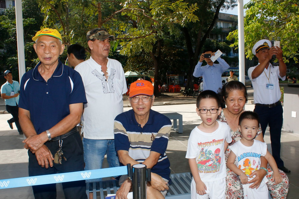 Người dân Thanh Đa, quận Bình Thành đón chuyến khai trương tuyến buýt đường sông số 1 (Ảnh: Hoàng Hải/TTXVN)