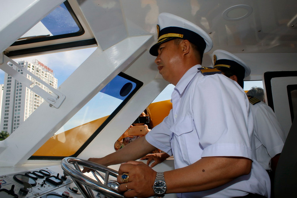  Thuyền trưởng điều khiển tuyến buýt đường sông số 1 trong ngày khai trương.(Ảnh: Hoàng Hải/TTXVN)