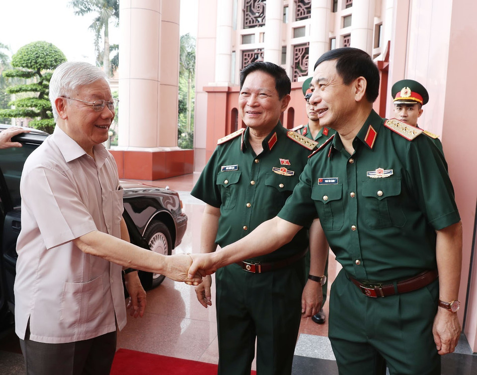 Tổng Bí thư, Chủ tịch nước Nguyễn Phú Trọng, Bí thư Quân ủy Trung ương với các đồng chí lãnh đạo Bộ Quốc phòng. (Ảnh: Trí Dũng/TTXVN)
