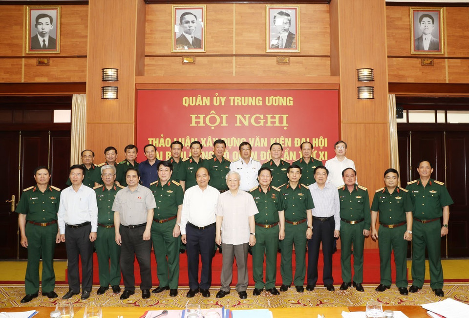 Tổng Bí thư, Chủ tịch nước Nguyễn Phú Trọng, Bí thư Quân ủy Trung ương và Thủ tướng Nguyễn Xuân Phúc với các đại biểu dự Hội nghị. (Ảnh: Trí Dũng/TTXVN)