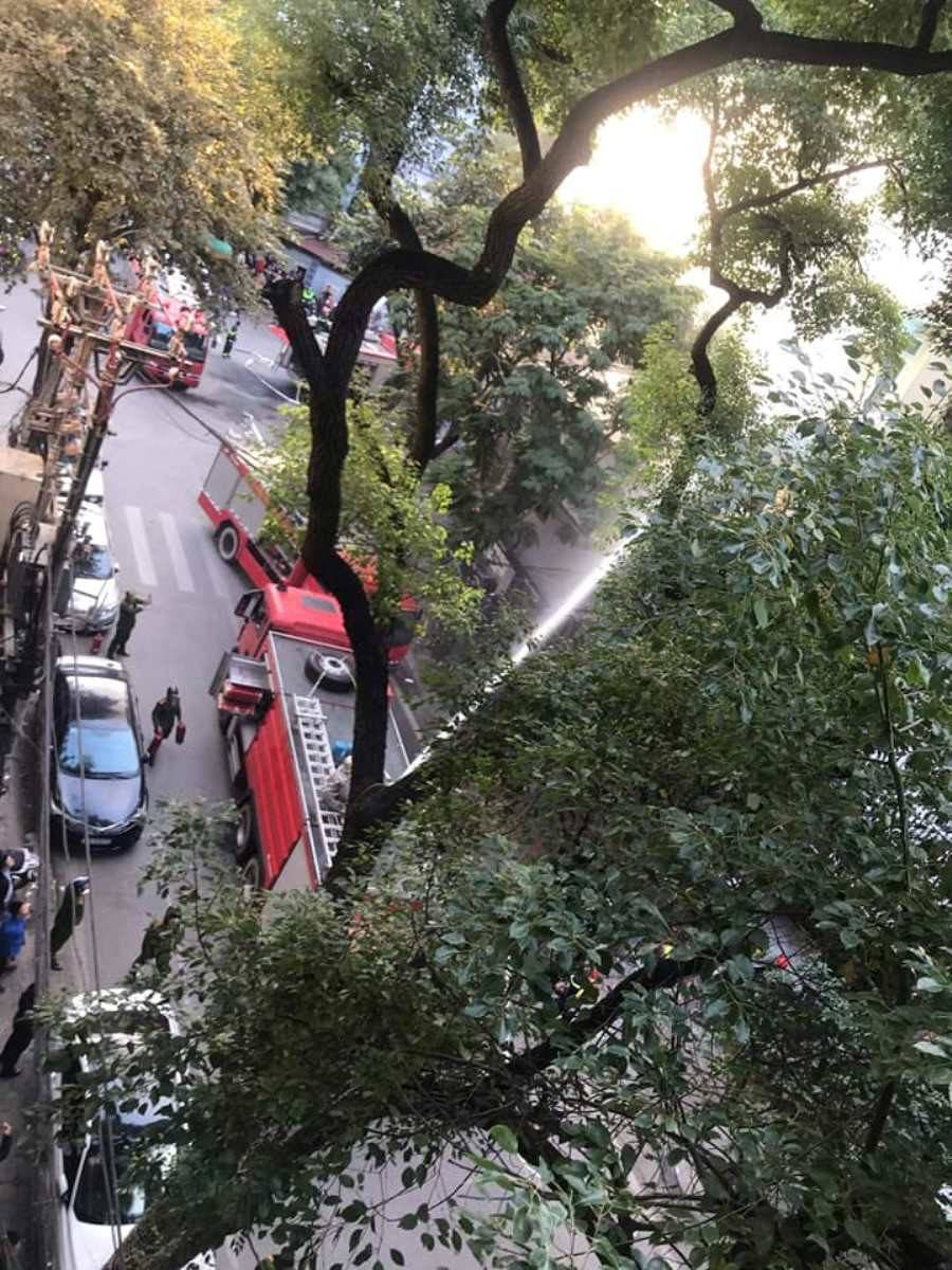 Lực lượng cứu hỏa có mặt dập lửa. (Ảnh: Sơn Bách/Vietnam+)