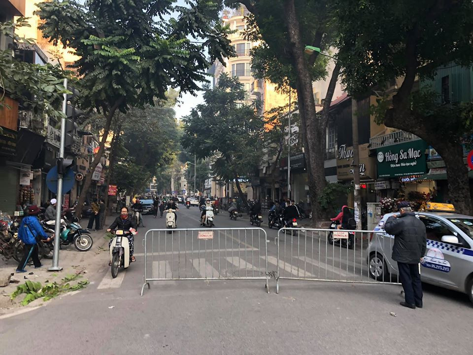 Phân luồng giao thông phục vụ cứu hỏa. (Ảnh: Minh Sơn/Vietnam+)