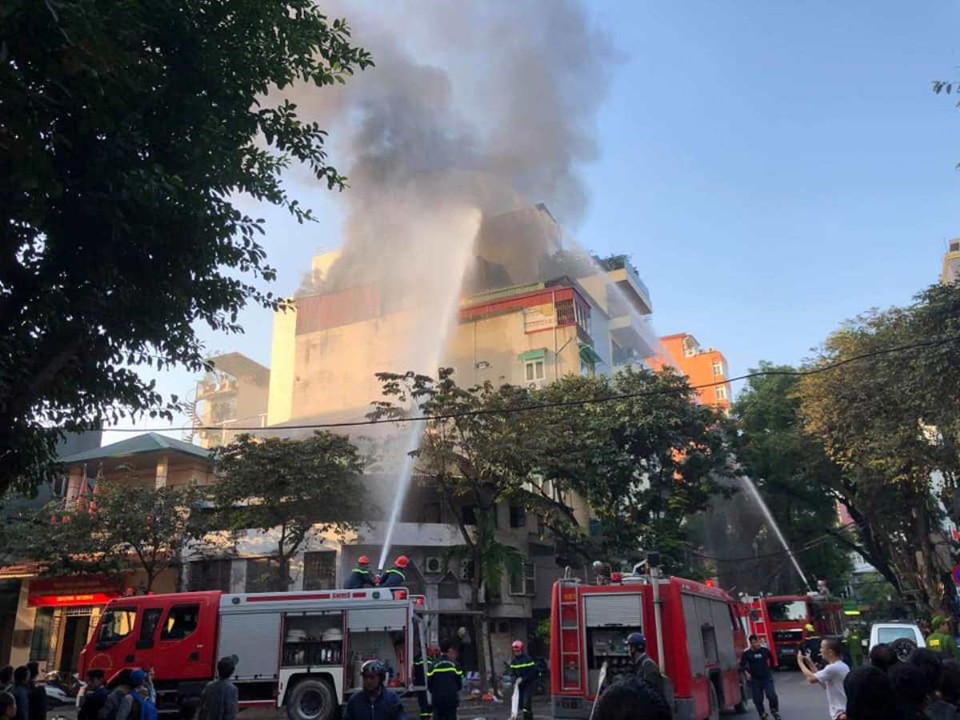 Đám cháy xảy ra vào khoảng 15 giờ 30 phút ngày 3/12 tại quán karaoke Nhất Thống TKV số 18 Thi Sách (quận Hai Bà Trưng). (Ảnh: Sơn Bách/Vietnam+)