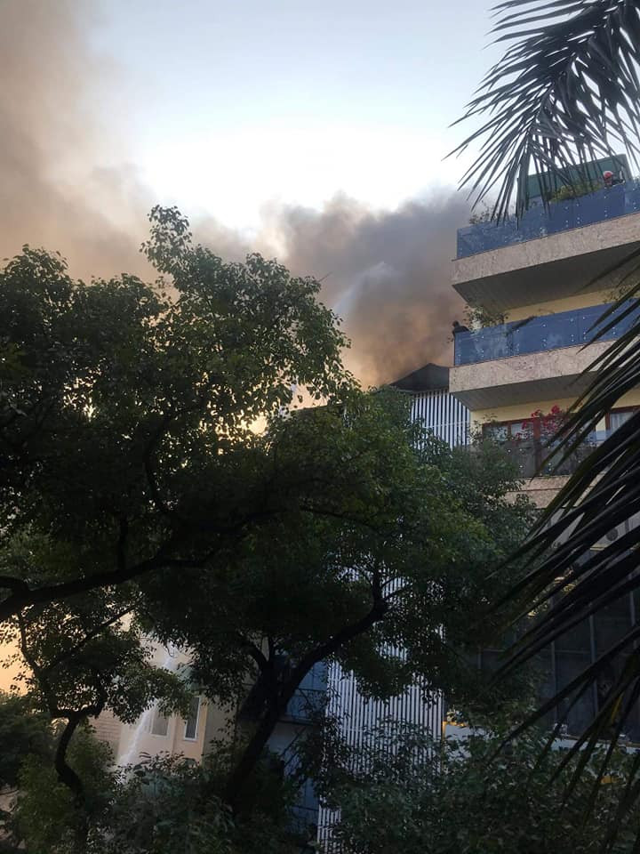 Đám cháy tạo thành cột khói lớn. (Ảnh: Sơn Bách/Vietnam+)