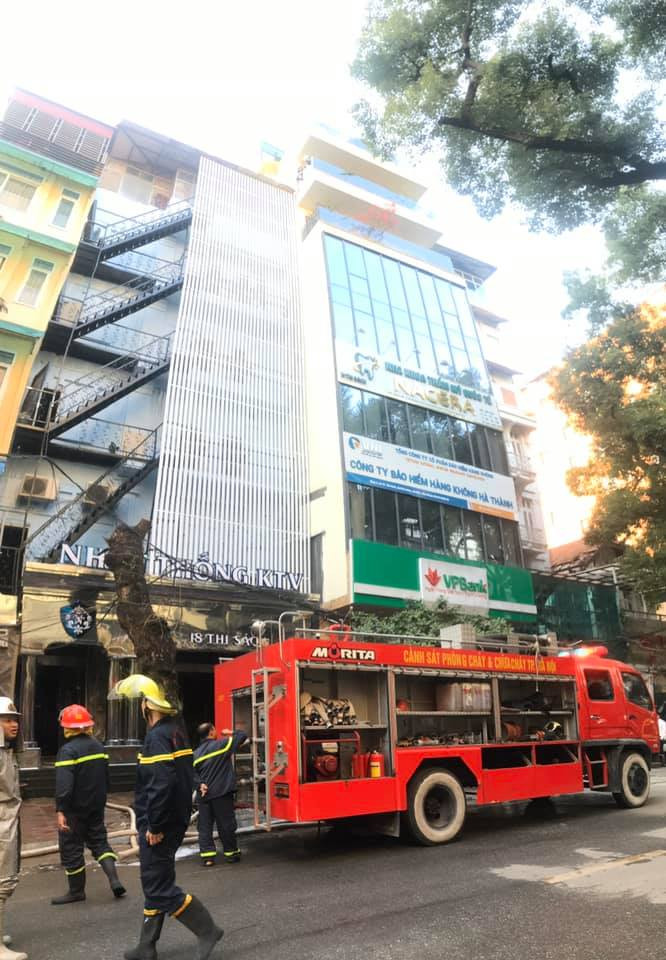  Lực lượng Phòng cháy chữa cháy đã huy động 4 xe cứu hoả cùng hàng chục chiến sỹ đến dập lửa. (Ảnh: Hiếu Hoàng/Vietnam+)