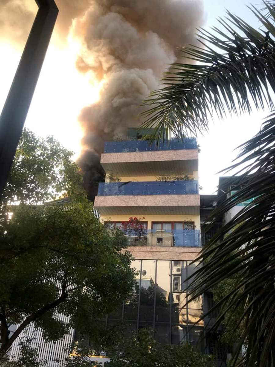 Lửa và khói bốc lên rất cao từ khu vực tầng trên cùng lợp mái tôn. (Ảnh: Sơn Bách/Vietnam+)