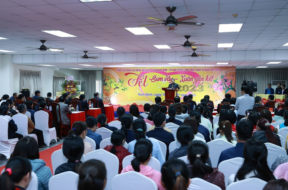 Thủ tướng Phạm Minh Chính thăm công nhân, người lao động tỉnh Nam Định. (Ảnh: Dương Giang/TTXVN)