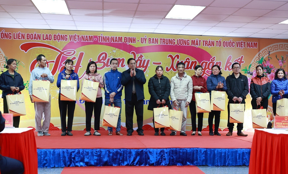 Thủ tướng Phạm Minh Chính tặng quà cho công nhân, người lao động, người có hoàn cảnh khó khăn tỉnh Nam Định. (Ảnh: Dương Giang/TTXVN)