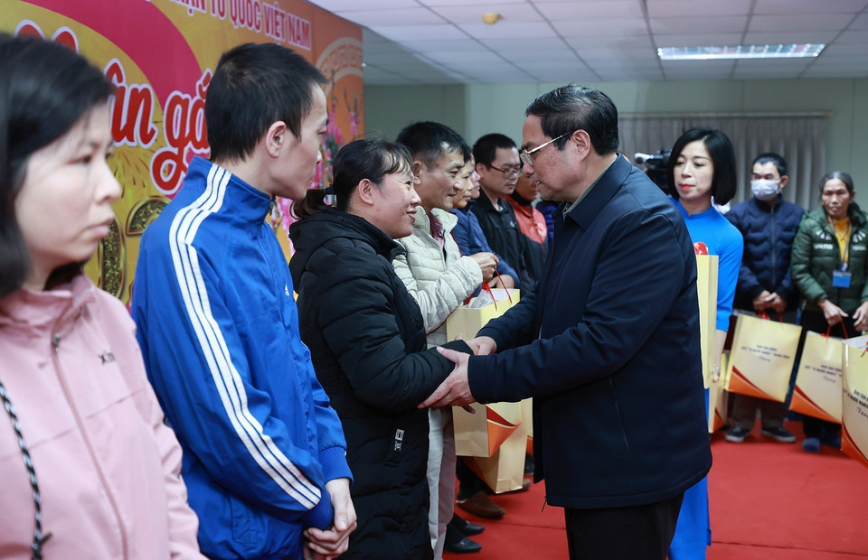 Thủ tướng Phạm Minh Chính tặng quà cho công nhân, người lao động, người có hoàn cảnh khó khăn tỉnh Nam Định. (Ảnh: Dương Giang/TTXVN)