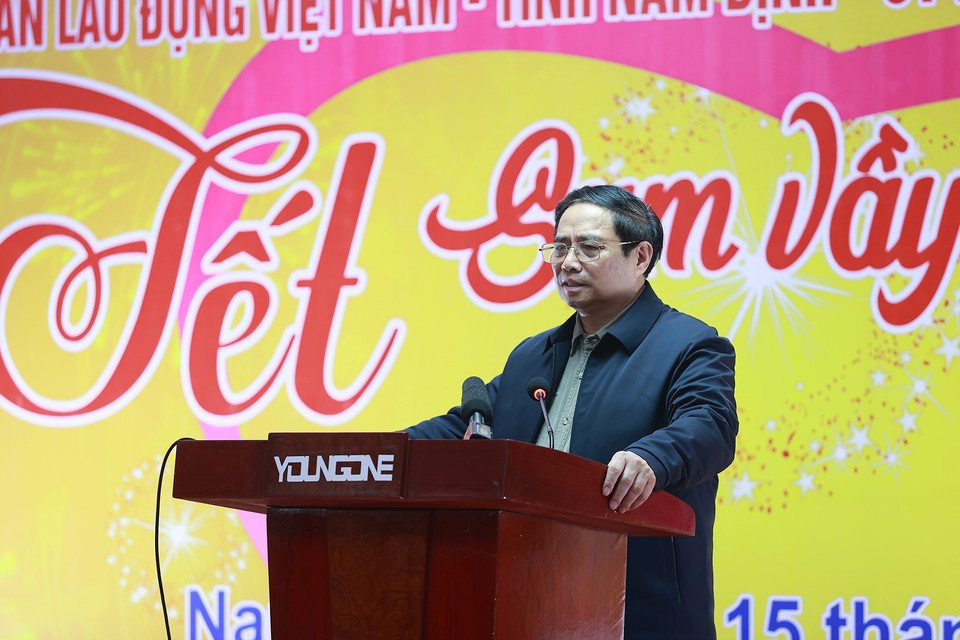 Thủ tướng Phạm Minh Chính phát biểu động viên, chúc Tết công nhân, người lao động, người có hoàn cảnh khó khăn tỉnh Nam Định. (Ảnh: Dương Giang/TTXVN)