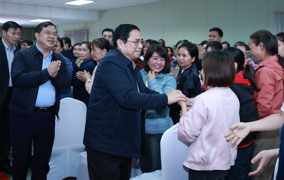Thủ tướng Phạm Minh Chính với công nhân, người lao động, người có hoàn cảnh khó khăn tỉnh Nam Định. (Ảnh: Dương Giang/TTXVN)