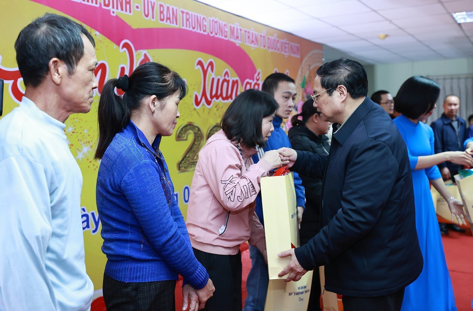 Thủ tướng Phạm Minh Chính tặng quà cho công nhân, người lao động, người có hoàn cảnh khó khăn tỉnh Nam Định. (Ảnh: Dương Giang/TTXVN)