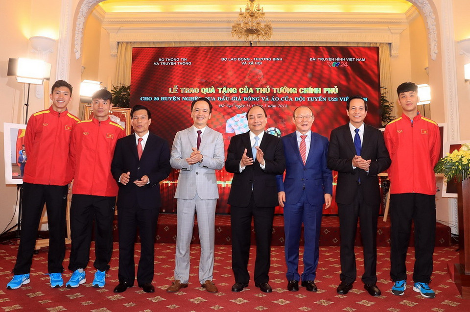 Thủ tướng Nguyễn Xuân Phúc, Huấn luyện viên Đội tuyển U23 Việt Nam Park Hang-seo, cầu thủ U23 Việt Nam và các đại biểu tại chương trình. (Ảnh: Thống Nhất/TTXVN)