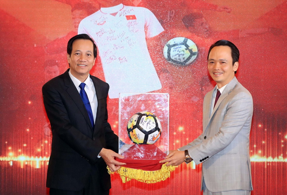 Bộ trưởng Bộ Lao động, Thương binh và Xã hội Đào Ngọc Dung trao quả bóng có chữ ký của các cầu thủ Đội tuyển U23 Việt Nam cho Chủ tịch Hội đồng quản trị Tập đoàn FLC Trịnh Văn Quyết. (Ảnh: Thống Nhất/TTXVN)