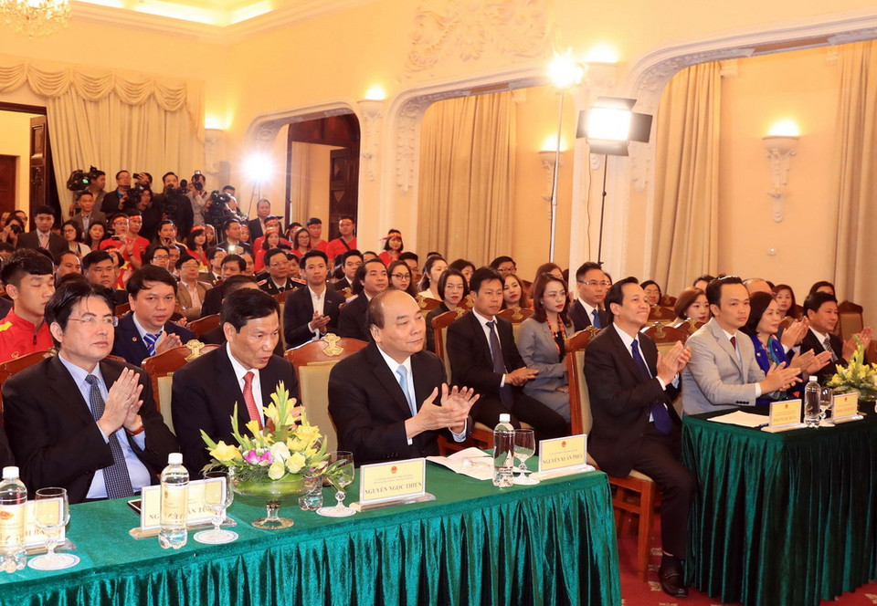 Thủ tướng Nguyễn Xuân Phúc và các đại biểu dự chương trình. (Ảnh: Thống Nhất/TTXVN)