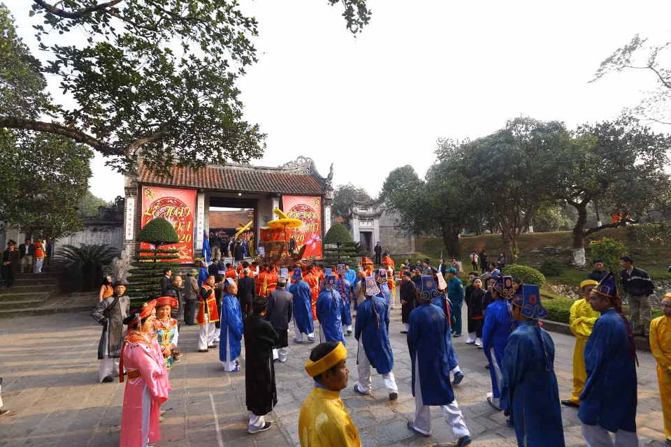 Bát xã rước kiệu lên sân Rồng thượng dâng lễ đức vua An Dương Vương. (Ảnh: Minh Quyết/TTXVN)