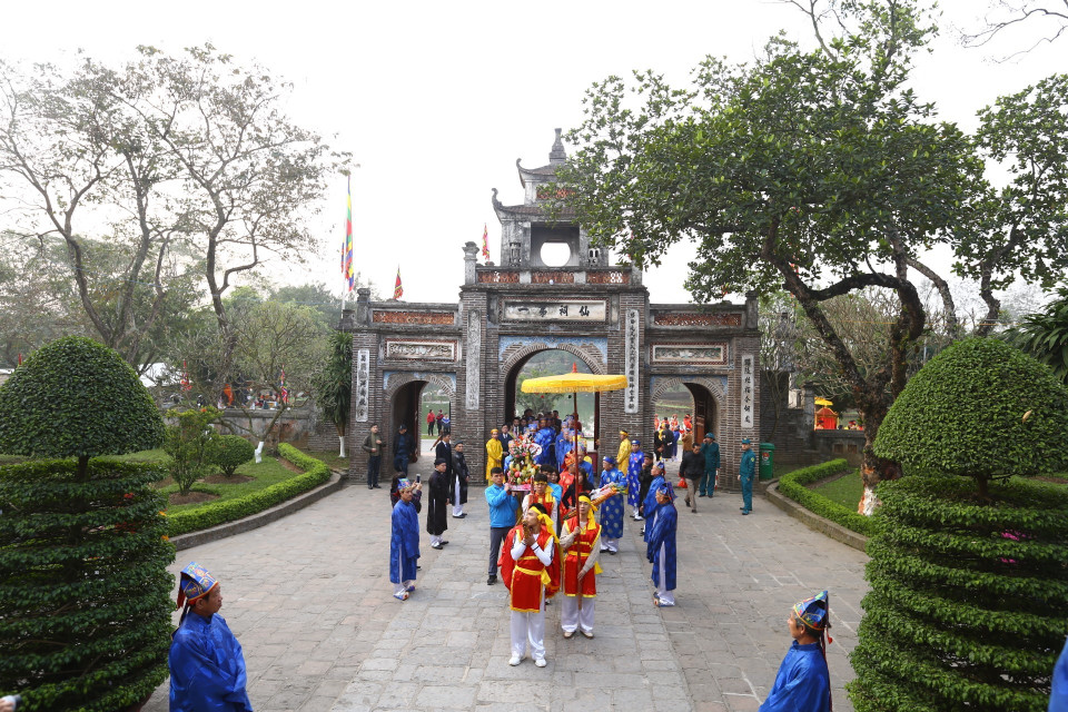 Đoàn anh cả Quậy đến sân Rồng hạ, vào dâng lễ đức vua An Dương Vương. (Ảnh: Minh Quyết/TTXVN)