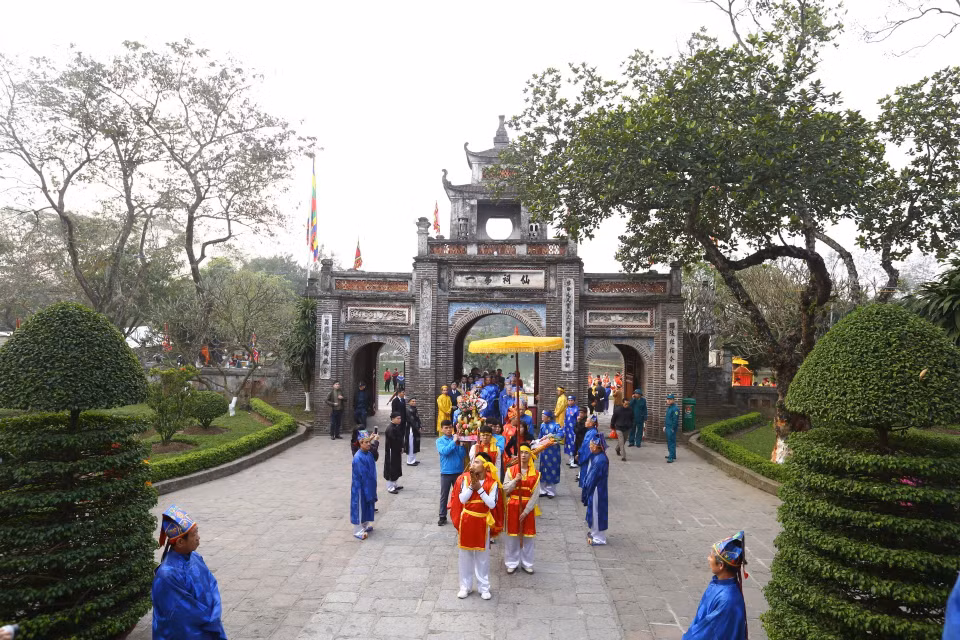Đoàn anh cả Quậy đến sân Rồng hạ, vào dâng lễ đức vua An Dương Vương. (Ảnh: Minh Quyết/TTXVN)