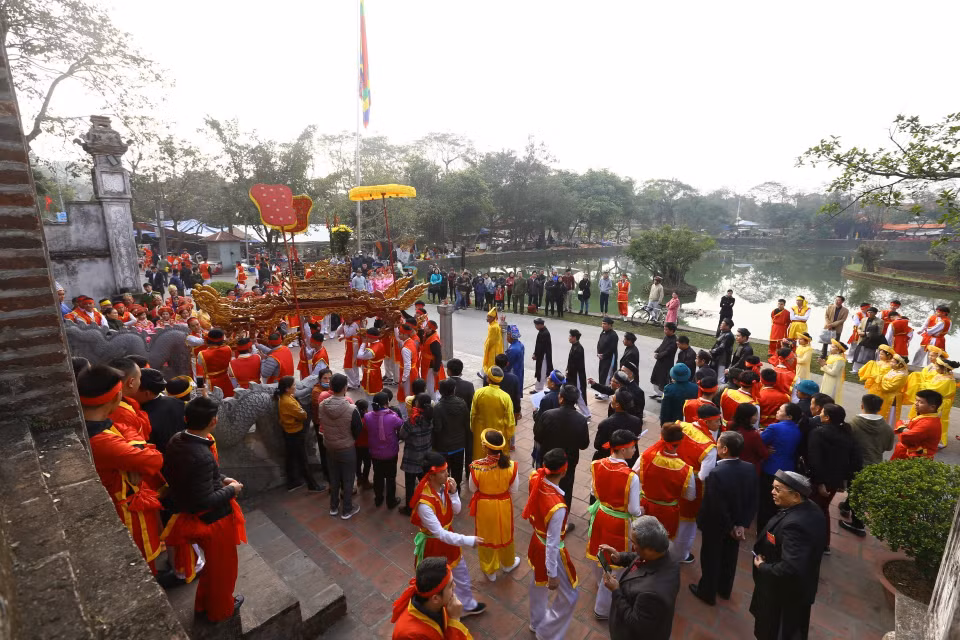 Bát xã rước kiệu lên sân Rồng thượng dâng lễ đức vua An Dương Vương. (Ảnh: Minh Quyết/TTXVN)